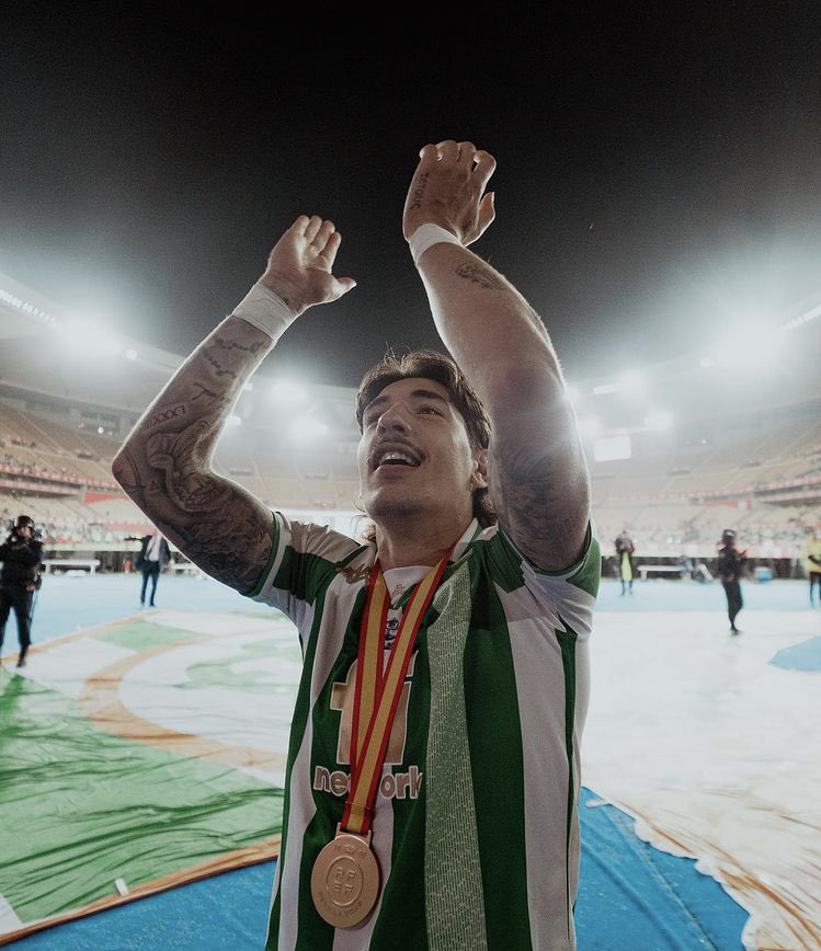 PatrickTimmons1's tweet photo. Hector Bellerín being loaned out to his boyhood club &amp; helping them win a trophy for the first time in 17 years is such a wholesome story. So proud of him. https://t.co/CMRwqGi7UI