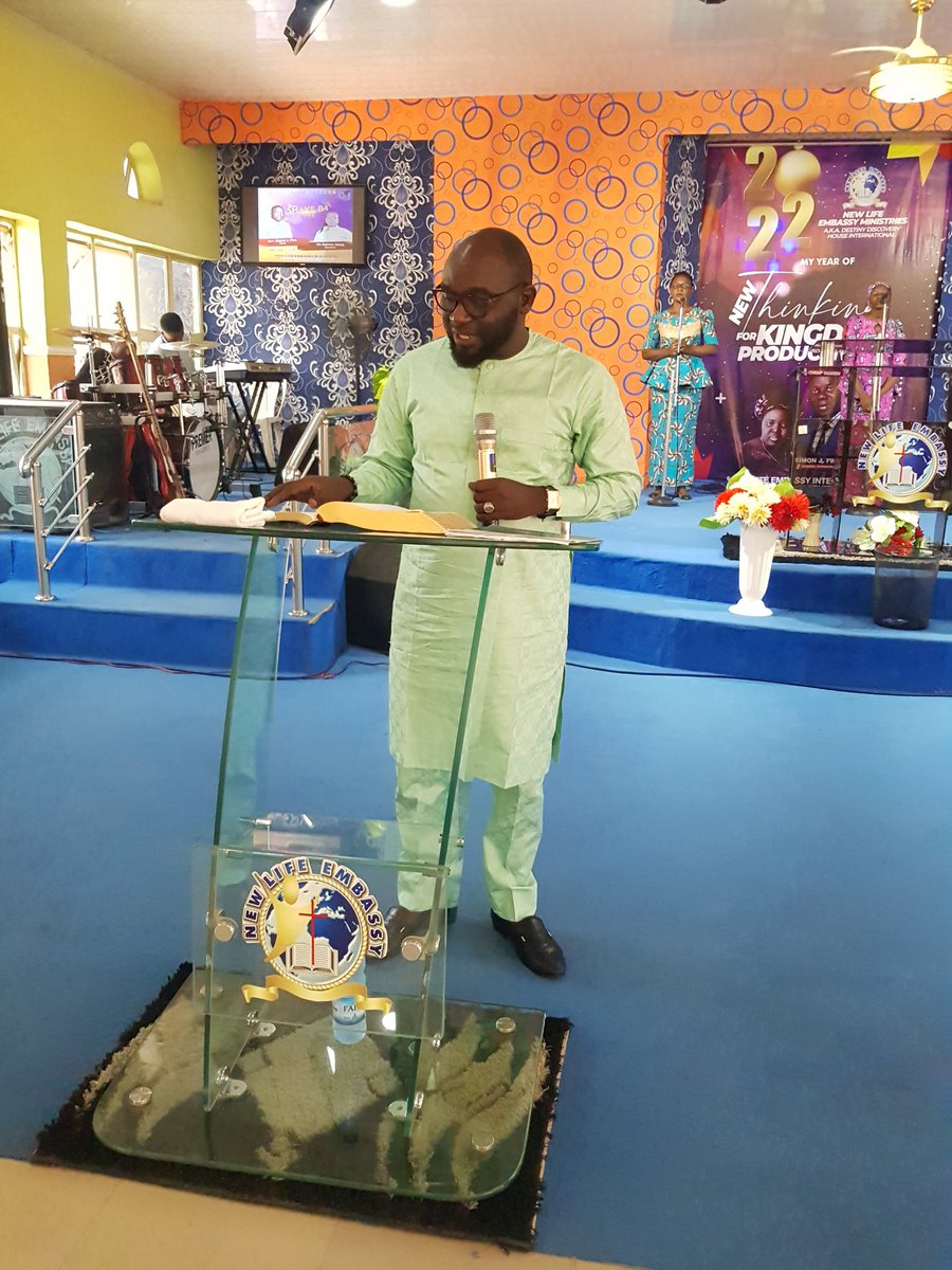 NewlifeEmbassy2's tweet photo. SUNDAY SERVICE with Pst. Holly Mujah.
Psalm 1:1-3

Nothing just happens, for good things to happen there are prescription and conditions.

For you to get get to a level where you command "whatsoeve" there are conditions you must fulfill.

#Sundayservice
#Newlifeembassy
#Simonjfwa https://t.co/Yr5gVzcp1x