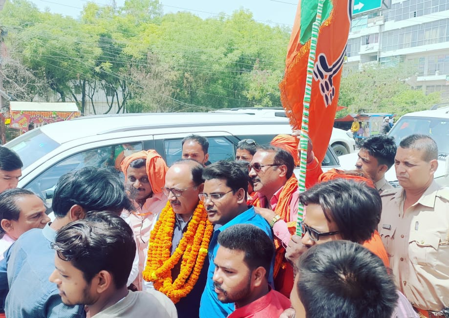 SidharthNSingh's tweet photo. जौनपुर पहुंचने पर पार्टी कार्यकर्ताओं द्वारा मिले स्वागत से अभिभूत हूं। आप सभी का हृदय से आभार व्यक्त करता हूं। https://t.co/JPlWvvUhPq