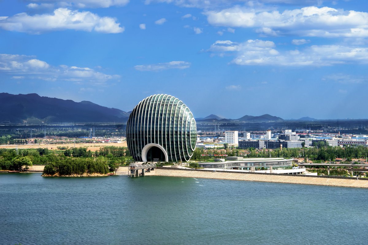 StoryOfBeijing's tweet photo. #Yanqi Lake sits at the foot of the Yanshan Mountains. Wild geese rest there every spring and autumn. The lake has the most beautiful scenery in April. This month, it is surrounded by green trees, pink peach blossoms and white apricot blossoms. https://t.co/RYDTbf39rp