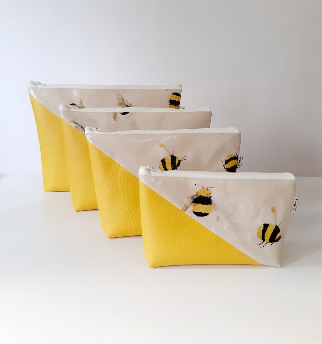 Add a touch of colour to  everyday with these sunny bees 🐝 🐝🐝
#UKGiftAM #UKGiftHour #MHHSBD #bees 

cosimas.co.uk/ourshop/prod_7…