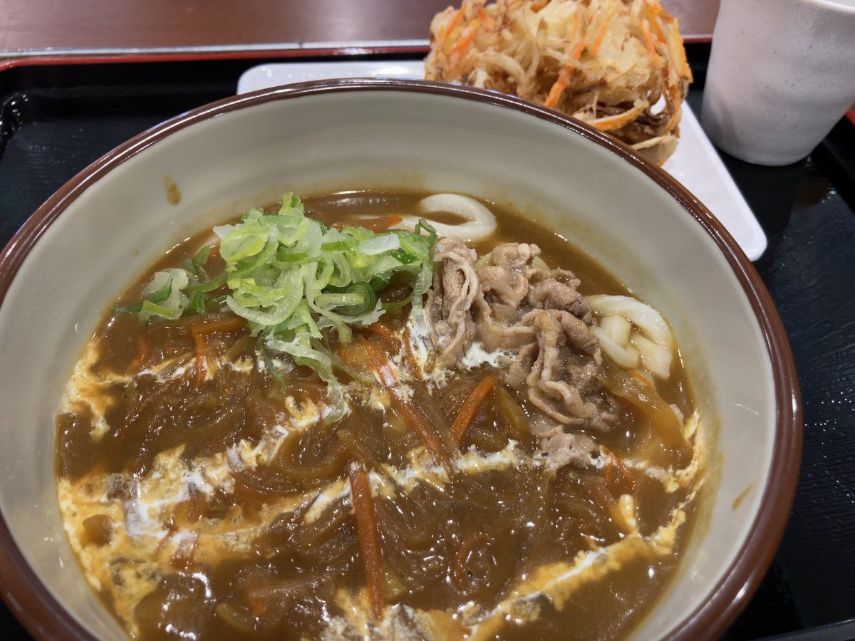 MtAsamaLife's tweet photo. 久しぶりにカレーうどん
揚げたてかき揚げカレーにダイブ https://t.co/qBjiRKkHNo