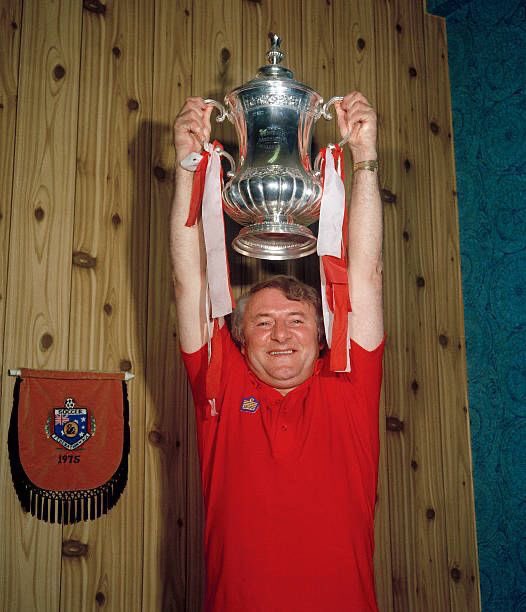 Remembering the late former #ManchesterUnited manager Tommy Docherty who was born OTD in 1928. The Doc played for #Preston in the 1954 #FACup final and then led #ManUnited to cup glory in 1977. He died in 2020 aged 92 #MUFC @FootballArchive @UtdBeforFergie @YesterdaysStars