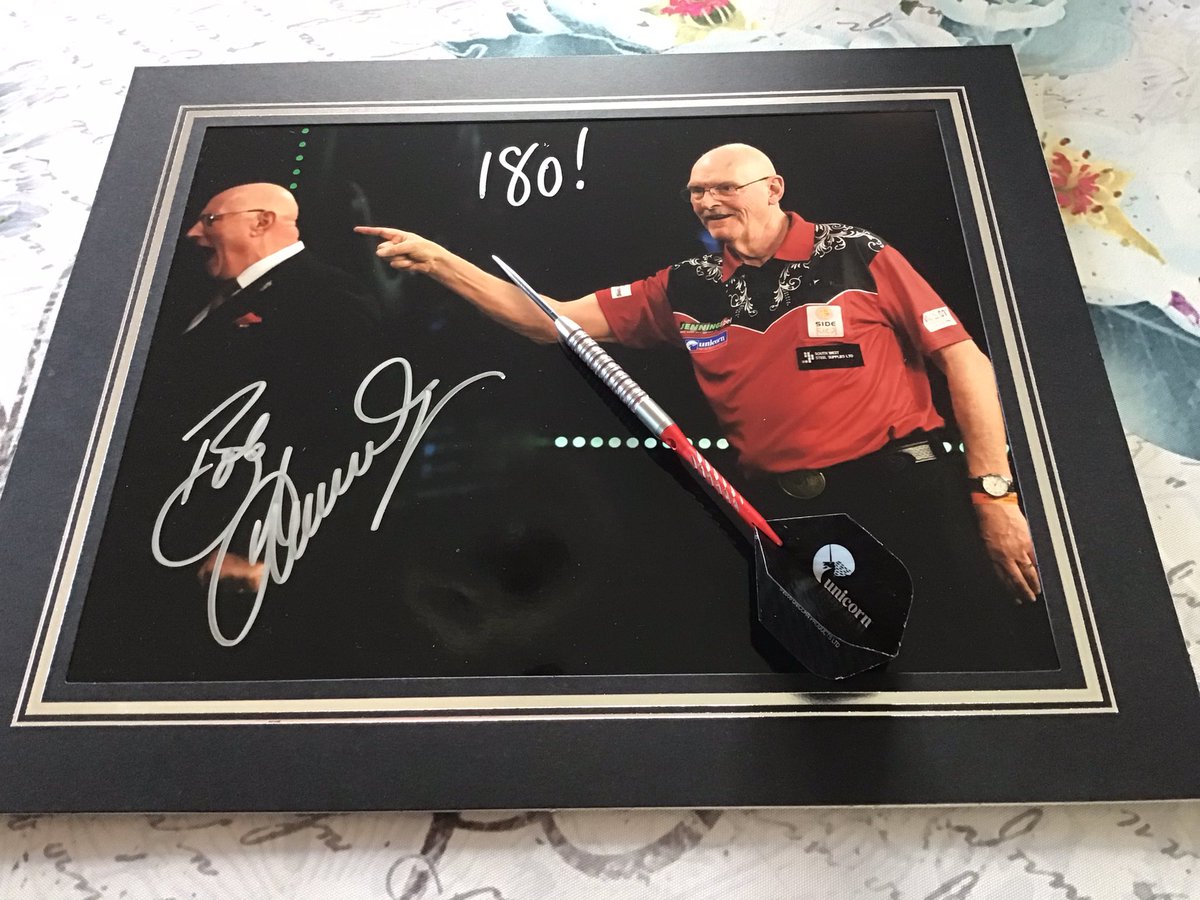 WeeklyDartscast's tweet photo. 𝙂𝙄𝙑𝙀𝘼𝙒𝘼𝙔!

We have a signed Bob Anderson photo from the recent World Seniors Championship to give away to one of our listeners. 

To be in with a chance of this prize, simply retweet our PINNED tweet!

Entries close 10PM TODAY! https://t.co/L04rnxigUo