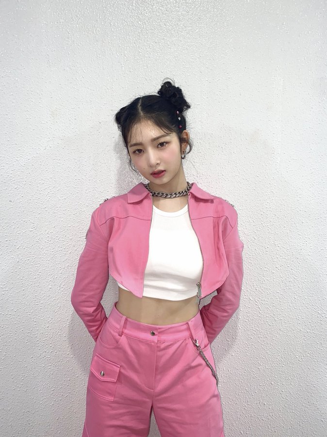 nauorei's tweet photo. do you like Rei's pink bear style today? pink-white clothes, minimalist jewelry, and space buns hairstyle are the major points of today's style. 🧸🎀💗 https://t.co/uHPZ003pLl