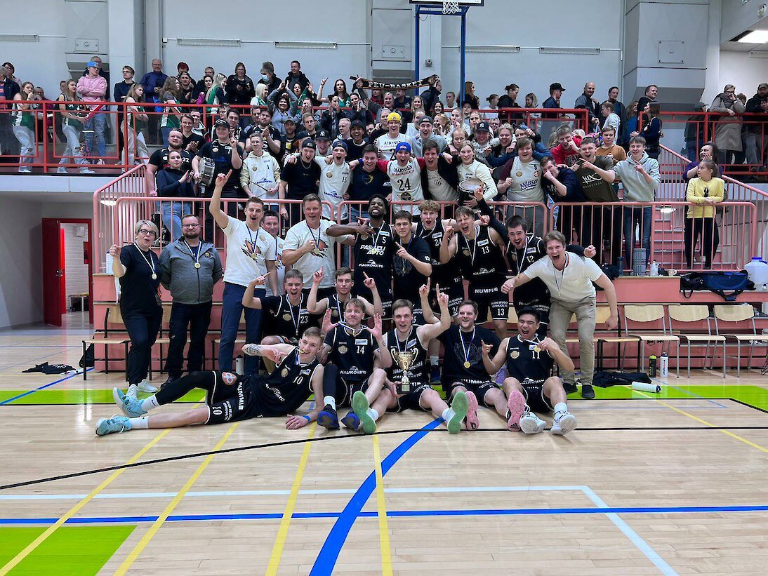 salonvilpas's tweet photo. Eilen Perniön liikuntahallissa koettiin hienoja hetkiä, kun @PeUBasket saavutti historiallisen Divari B:n mestaruuden! 🏆

Mestarijoukkueen esittely ja muistaminen tänään matsin puoliajalla Salohallissa. Otteluun on vapaapääsy #M1DB kultamitalilla! 🥇😉

#Korisliiga https://t.co/Jor3plP1kJ