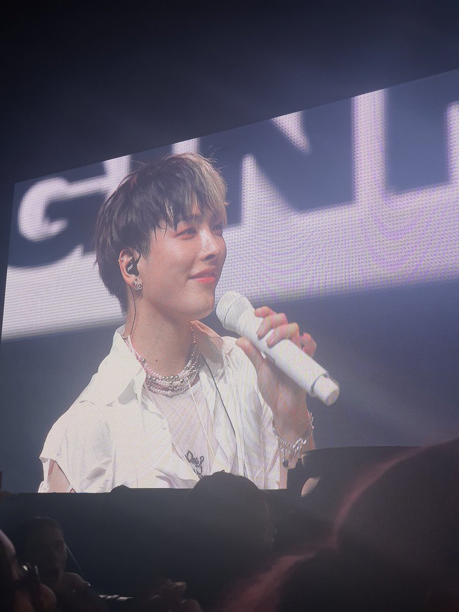 ollivanters's tweet photo. el hecho de que oficialmente estoy casada con hongjoong https://t.co/jBiW89Y1Bm