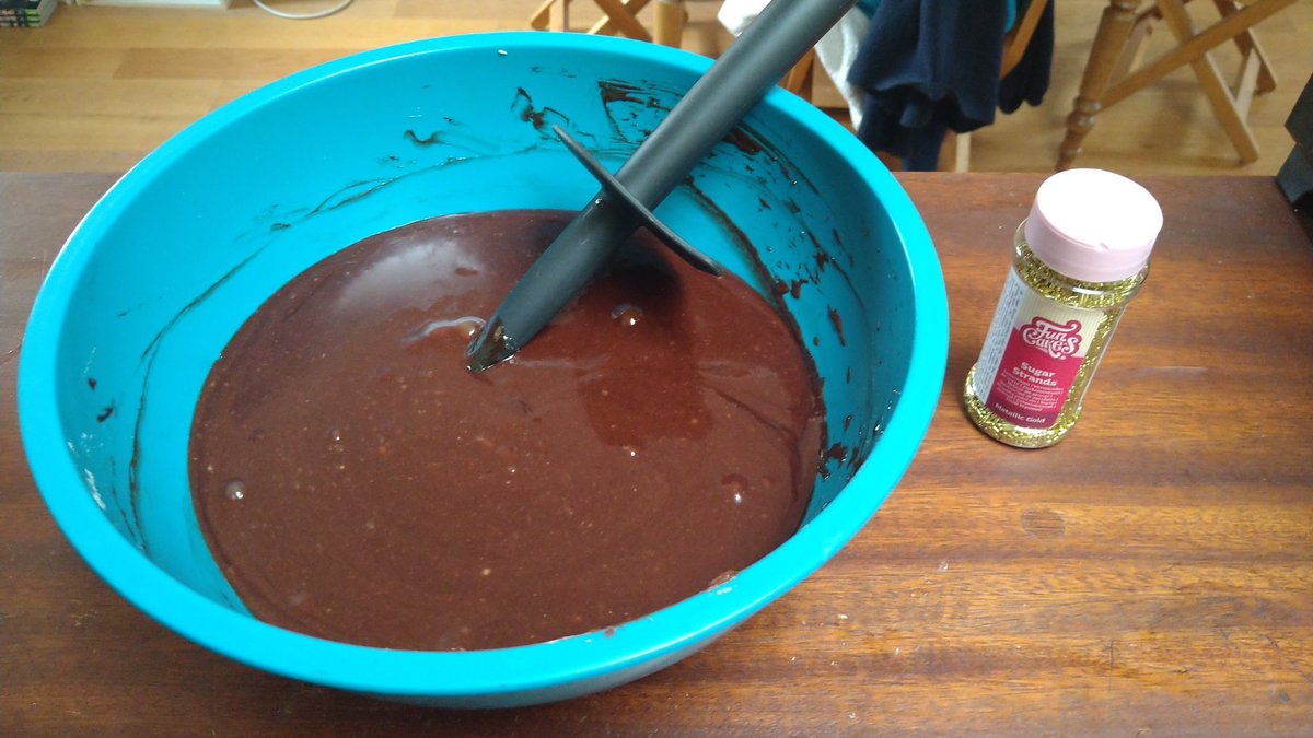 Bambichon1's tweet photo. Je fais un gâteau au chocolat pour la dernière AP #capenna du week-end.
Y'aura des trucs brillants dessus https://t.co/wgtkfoptOZ