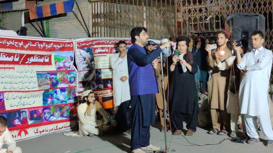 DilDarPashtun1's tweet photo. زمونږ دا #PK112 محترم ایم پی اې @KalamWazir  د څو ورځو نه د مداخیل قبیلی سره په جاري دھرنا کښي ناست دي او دا مداخیل قبیلې غم درد خپل غم درد ګنړی، او بلا ده چې دی خه لیډر یه نماينده دغه غلامات وي چې دي کلې قوم په غم درد شي همی��ه شريک وي 
@KalamWazir
#madakhelsitin https://t.co/CG6vubGuz1