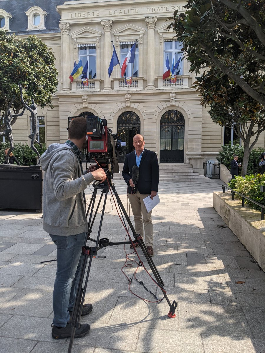 La France décide. Join <a href="/bbcdavideades/">david eades</a> on <a href="/BBCWorld/">BBC News (World)</a> and <a href="/BBCNews/">BBC News (UK)</a> for all the latest French election coverage as the far right's Marine #LePen takes on Emmanuel #Macron 🇫🇷 #France #presidentielles2022