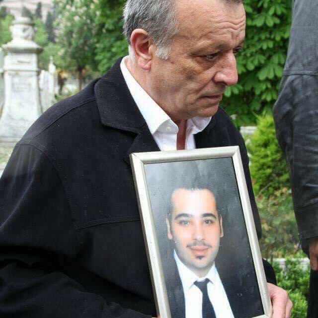 Soykırımın 96. yıldönümünde zorunlu askerliğini yaptığı sırada öldürülen Sevag Balıkçı’nın babası Garbis Balıkçı oğlunun 11. ölüm yılında bu sabah hayatını kaybetmiş.

Sevag saat 13.00’te mezarı başında anılacak. #SevagBalıkçı