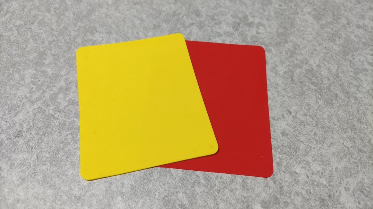 origami0614's tweet photo. 産休から戻ってきた上司のパワフルさが有り余っており〇〇ハラすれすれの発言にヒヤヒヤするので、イエローカード買った。来週から私はこれをポケットに出社します。 https://t.co/Io8t9hUFen