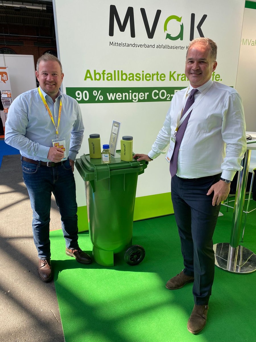 MVaK_eV's tweet photo. Auch der zweite Tag des #BPT22 der @fdp startet mit vielen interessanten Gesprächen, z.B. mit Andreas Glück MdEP. Vielen Dank für das zahlreiche Interesse an abfallbasiertem Biodiesel. #Abfall #Biodiesel #Klimaschutz #Strassenverkehr https://t.co/D2bR9pcIMG