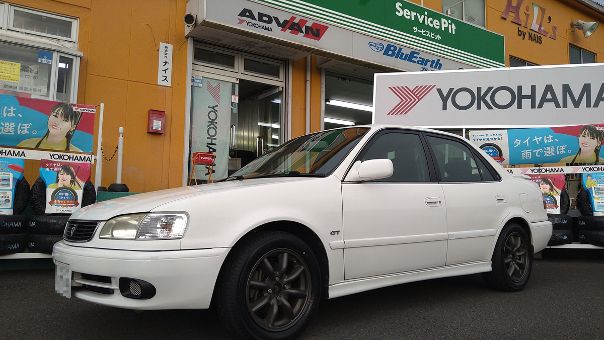TG_MACHIDAHILLS's tweet photo. 今回タイヤご購入にあたり
当店を選んで頂き有難う御座います🙇‍♂️

#DNA #ECOS #ES300 から #ADVAN #HF #TypeD 
205/50R15 86Vに交換させて頂きました✨

カローラセダンGTにRSワタナベとタイプD
いやぁ～渋くて懐かしいよね～👍

#トヨタ
#カローラセダン
#ヨコハマタイヤ
#タイヤガーデン
#町田ヒルズ https://t.co/u6P3fhdFVA