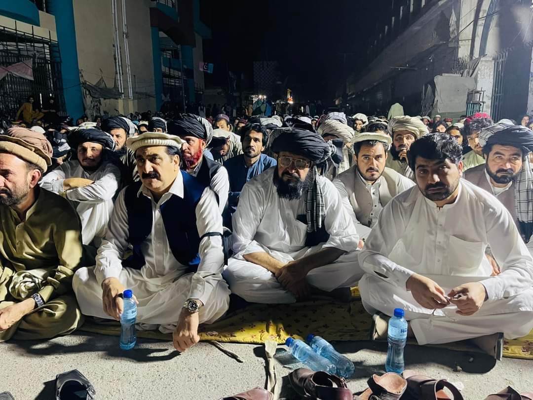 DilDarPashtun1's tweet photo. زمونږ دا #PK112 محترم ایم پی اې @KalamWazir  د څو ورځو نه د مداخیل قبیلی سره په جاري دھرنا کښي ناست دي او دا مداخیل قبیلې غم درد خپل غم درد ګنړی، او بلا ده چې دی خه لیډر یه نماينده دغه غلامات وي چې دي کلې قوم په غم درد شي همی��ه شريک وي 
@KalamWazir
#madakhelsitin https://t.co/CG6vubGuz1