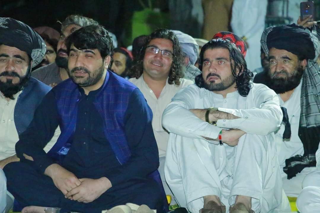 DilDarPashtun1's tweet photo. زمونږ دا #PK112 محترم ایم پی اې @KalamWazir  د څو ورځو نه د مداخیل قبیلی سره په جاري دھرنا کښي ناست دي او دا مداخیل قبیلې غم درد خپل غم درد ګنړی، او بلا ده چې دی خه لیډر یه نماينده دغه غلامات وي چې دي کلې قوم په غم درد شي همی��ه شريک وي 
@KalamWazir
#madakhelsitin https://t.co/CG6vubGuz1