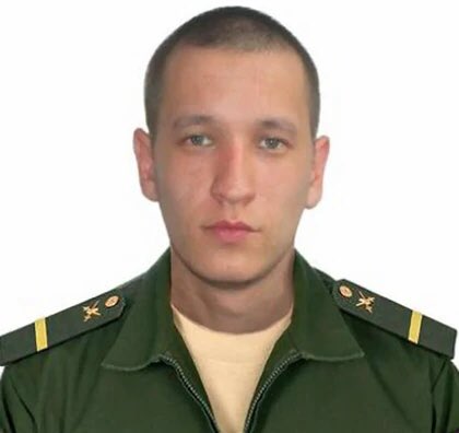 ..В результате миномётного обстрела механик–водитель БМП Вадим ЯЛАЛОВ получил осколочное ранение, однако,несмотря на это, из боя не вышел и продолжил оборонять населенный пункт. Благодаря его мужественным действиям экипажем боевой машины был нанесен значительный урон укронацистам