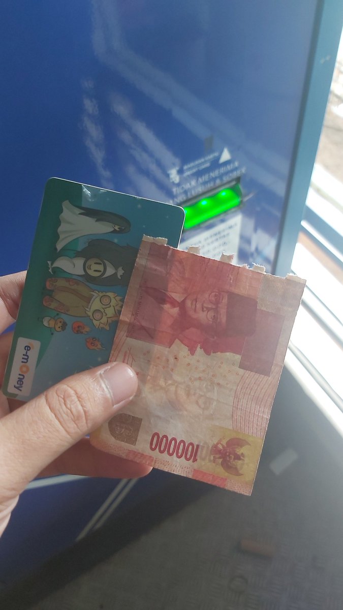 faisalifan's tweet photo. Haii @PT_Transjakarta alat isi ulang mu sedamg kenapa? Knpa uang sy jdi sobek bgini? Lok halte trans kampng melayu, @jaklingkojkt , dan petugas yg di tnyain malah kebinhungan, haduh, saldo gak ke topup, malah sobek uangnya, https://t.co/e0Xgs5YQia