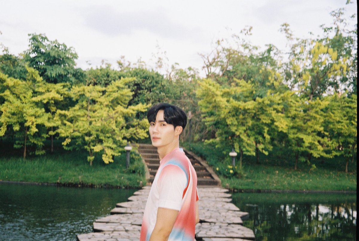 nongzeenunew's tweet photo. MOOD​ and​ TONE​ ของซีนนี้คือลงตัวทุกอย่างจริงๆ​ ทั้งไดอะลอคที่เฮียกับหนูคุยกันตรงที่นั่งพัก​ ตอนที่หนูวิ่งไล่เฮียจนหอบ​ ตอนหนูโดดขี่หลังแล้วแอบหอมแก้ม​ ตอนหนูเอาหัวซบที่ไหล่เฮีย​ งานโลเคชั่น, งานสีงานแสงงานภาพ​ ขอยกให้ซีนนี้เป็น​ MVP​ สำหรับอีพี​9​ ของเราเลย
#CutiePieEP9 https://t.co/VRSAEeOfsU