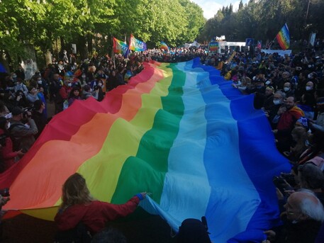 TV2000it's tweet photo. E' partita la #MarciaPerugiaAssisi  
I partecipanti ufficialmente iscritti sono 10 mila
Lo slogan è "Fermatevi! La guerra è una follia", scritto anche nello striscione in apertura del corteo
#24aprile https://t.co/7R0NBXd2fZ