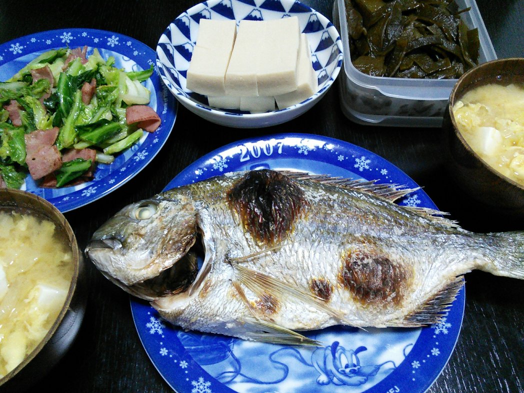 今日の夕飯✨

白鯛の塩焼き、春キャベツ炒め、茎わかめの煮物で～す😊👍💖