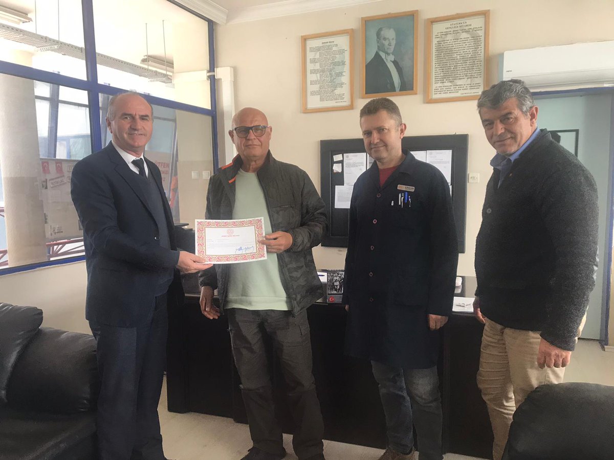 MopakM's tweet photo. Okulumuz emekli öğretmenlerinden Ahmet Turgay Sürmeli'ye meslek hayatındaki hizmetlerinden dolayı Hizmet Şeref Belgesi verilmiştir. Çalışmaları için kendisine teşekkür eder, sağlıklı ve huzurlu bir emeklilik hayatı dileriz. https://t.co/CsoD0VFtUW
