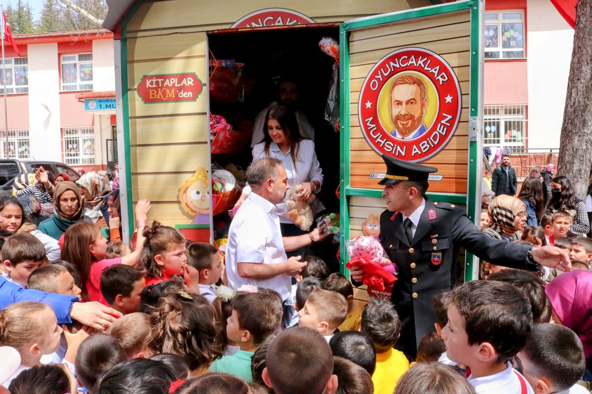 "Oyuncaksız Çocuk Kalmasın" kampanyası kapsamında temin edilen oyuncaklar Keles Kaymakamı, Belediye Başkanı, Cumhuriyet Savcısı ve protokolünün katılımıyla öğrencilerimizle buluştu..
@bursailmem
@serkangur_bursa 
<a href="/aydinnarin16/">Aydın Narin</a>