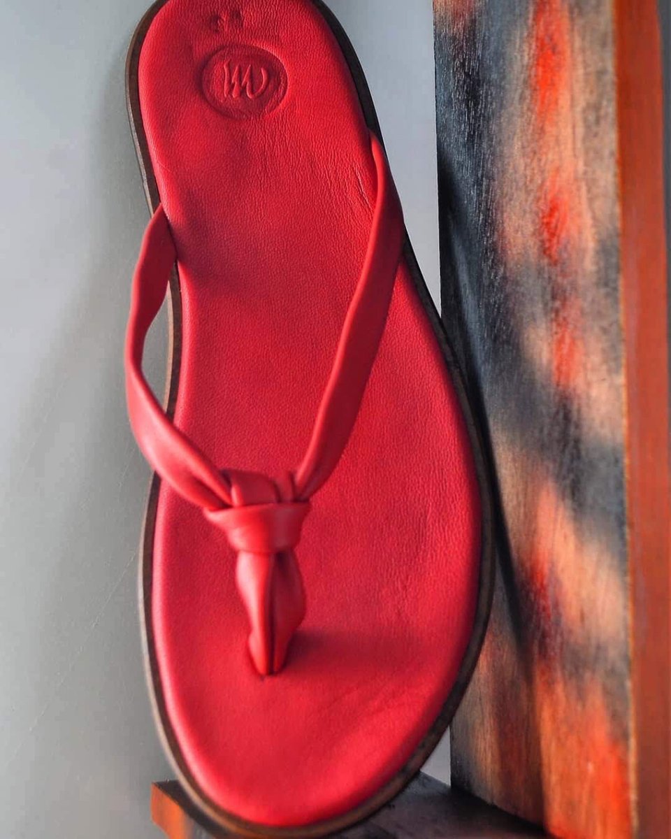 makandjay's tweet image. Something simple for a calm Sunday, the unisex Ore slippers.

It’s no news, we produce with the finest leathers so what are you waiting for?

Send a DM to place your order

#redslippers #handmade #makandjay #unisexslippers