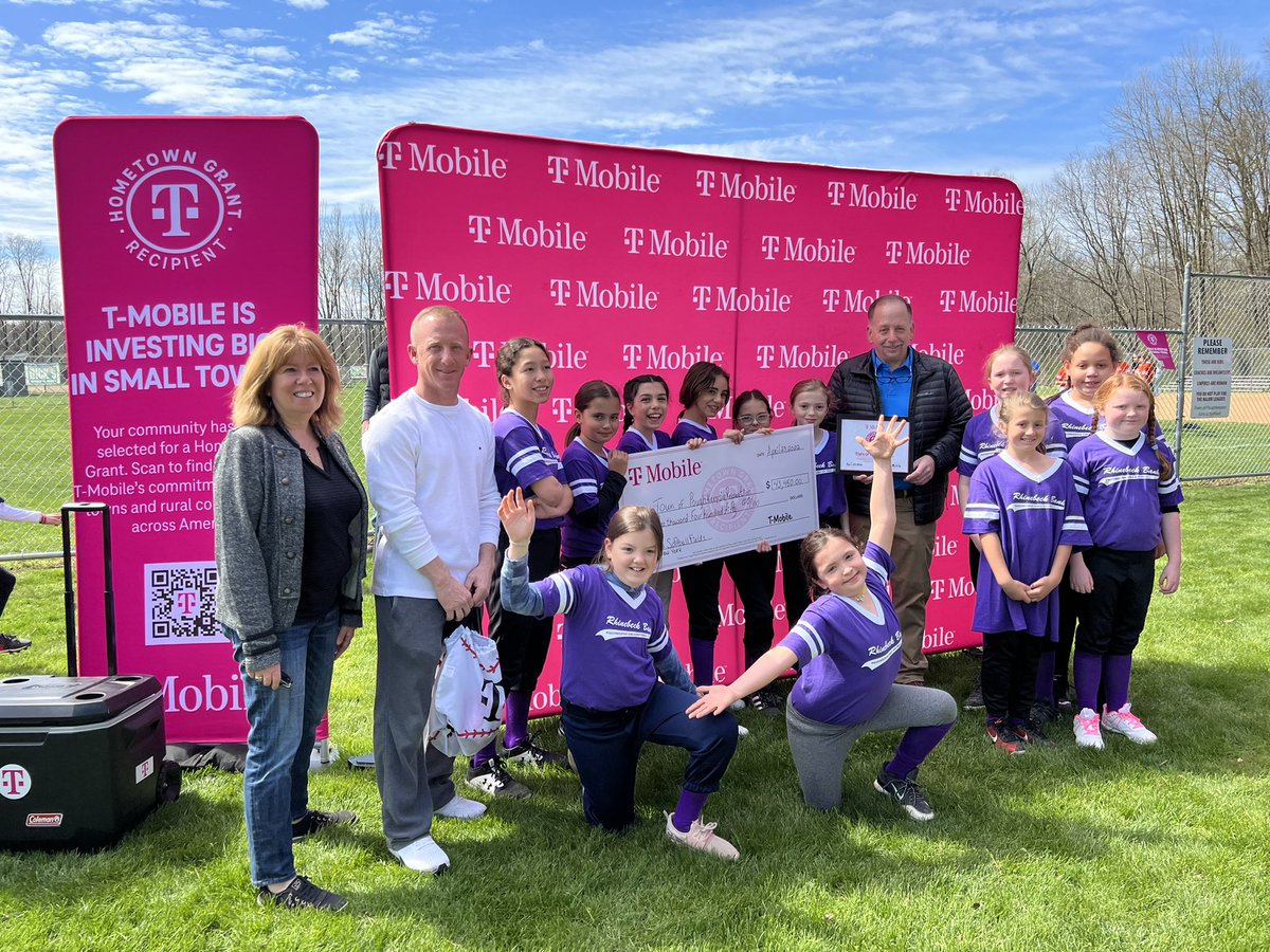 anaeugene2's tweet photo. 🥳 CONGRATS town of @PoughkeepsieNewYork. We celebrate the receipt of the @TMobile #HometownGrant supporting recreation reconstruction for Girls Softball Fields!  @AdamsFarms #GIRLSROCK #PlayBall @jasonjonesmi @HollLa_uren  #NYSSenatorSerino #TownSupervisorBailey #SmallBusiness https://t.co/aQtHNIwFze