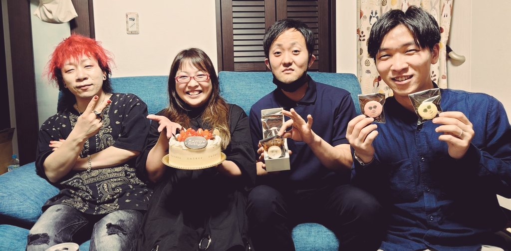 info_boukyaku's tweet photo. 忘却曲線お誕生日会🎊🥳

ゆり～ぬ＆だーうえは4月生まれ🎂
予定会わなすぎて4ヶ月経った山ちゃんも便乗祝いしましたwww🎂

プレゼントはやっぱりｵﾓﾛ-だったので続編で改めて紹介します🎁
#忘却曲線 https://t.co/XuwlocGJne