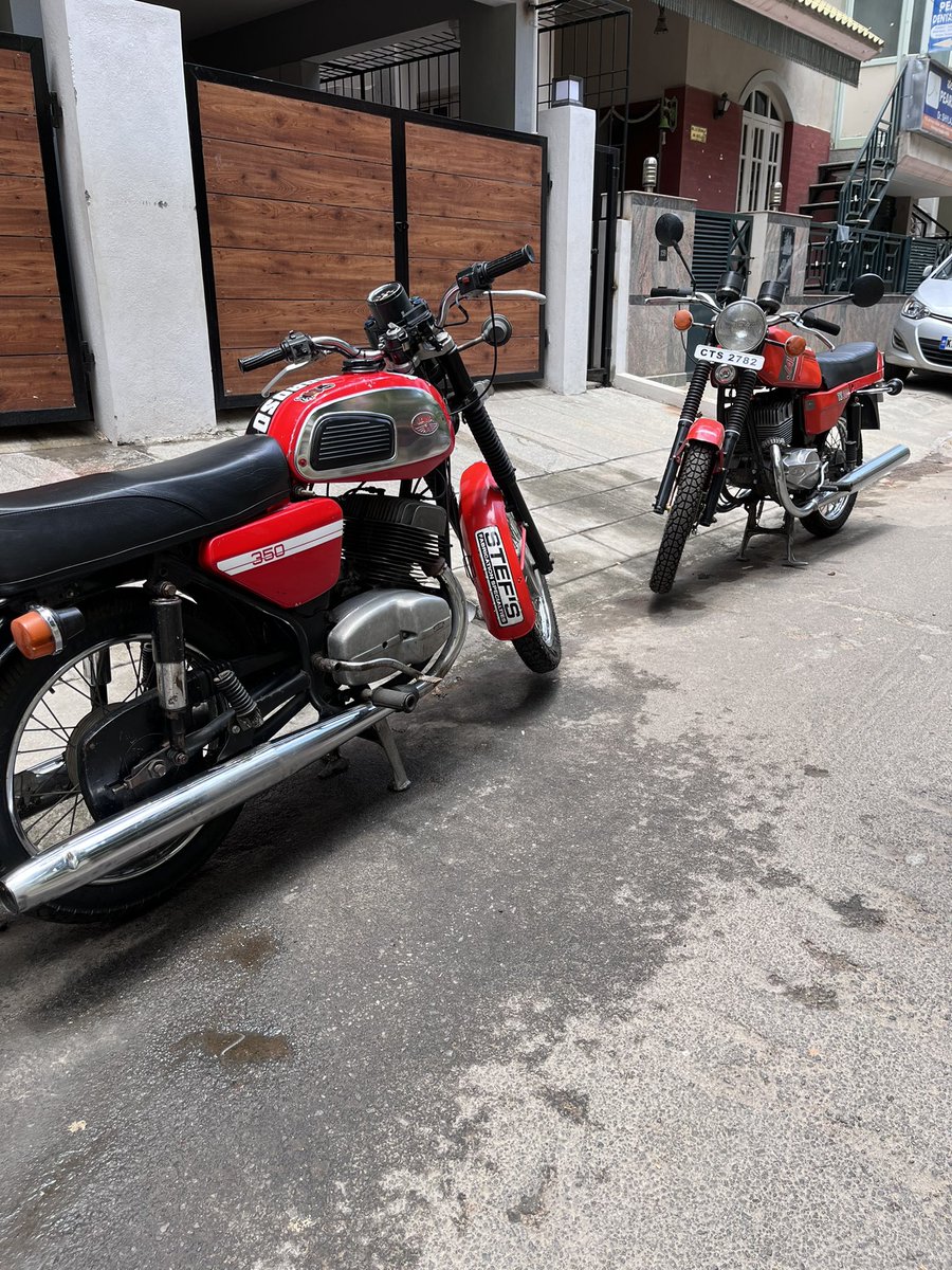 Shenanigans of a gloomy Sunday, clean ‘em up, fire em up. 

#jawa #jawasofIndia #officialbjymc #jawaday2022 #jawaday #jawadayblr #jawatwins #jawa634 #Jawa638 #Twinsport <a href="/officialbjymc/">BJYMC</a> <a href="/GThouse_/">Gear & Throttle House</a>