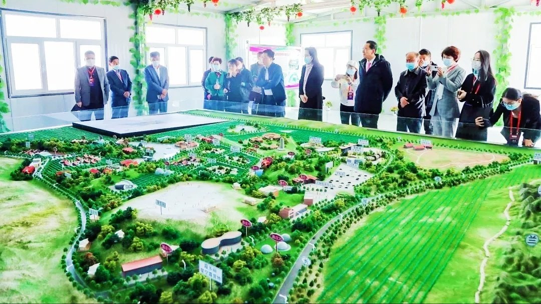 ChinaWineClub's tweet photo. The construction of the 10,000-mu grape base is officially underway. In the future seedling will be planted, stretching into the distance, covering the Qingtongxia wine producing area."Chinese wine from here to the world",like the blessing and hope on the vine, continues to grow. https://t.co/xGyl2hW5Is