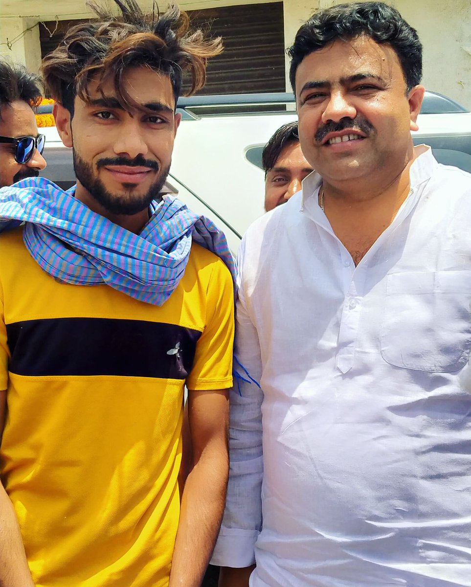 MaroofMark's tweet photo. आज राष्ट्रीय पंचायती राज दिवस के शुभ अवसर पर बिकोपुर पंचायत समिति जी के आवास पर एमएलसी कुमार नगेंद्र उर्फ रिंकू यादव जी के साथ मुलाकात के समय लिया गया खूबसूरत तस्वीर।। और रिंकू जी के साथ काफ़ी देर तक विकास के मुद्दे को लेकर  बात चीत हुआl @NitishKumar https://t.co/omT8rl4teH