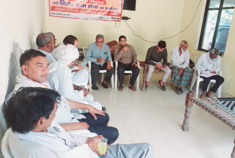 imMustafa786's tweet photo. Today, I organized a Gram Sabha at my CSC center in which people were explained about PMFBY and KCC and along with all of them e-KYC was also completed.
He also inspired all the farmers to watch the live event of PM Saheb on 27th April.

@CSCegov_ @dintya15 @ashi_apple 
@pmfby https://t.co/VPxLEePoFv