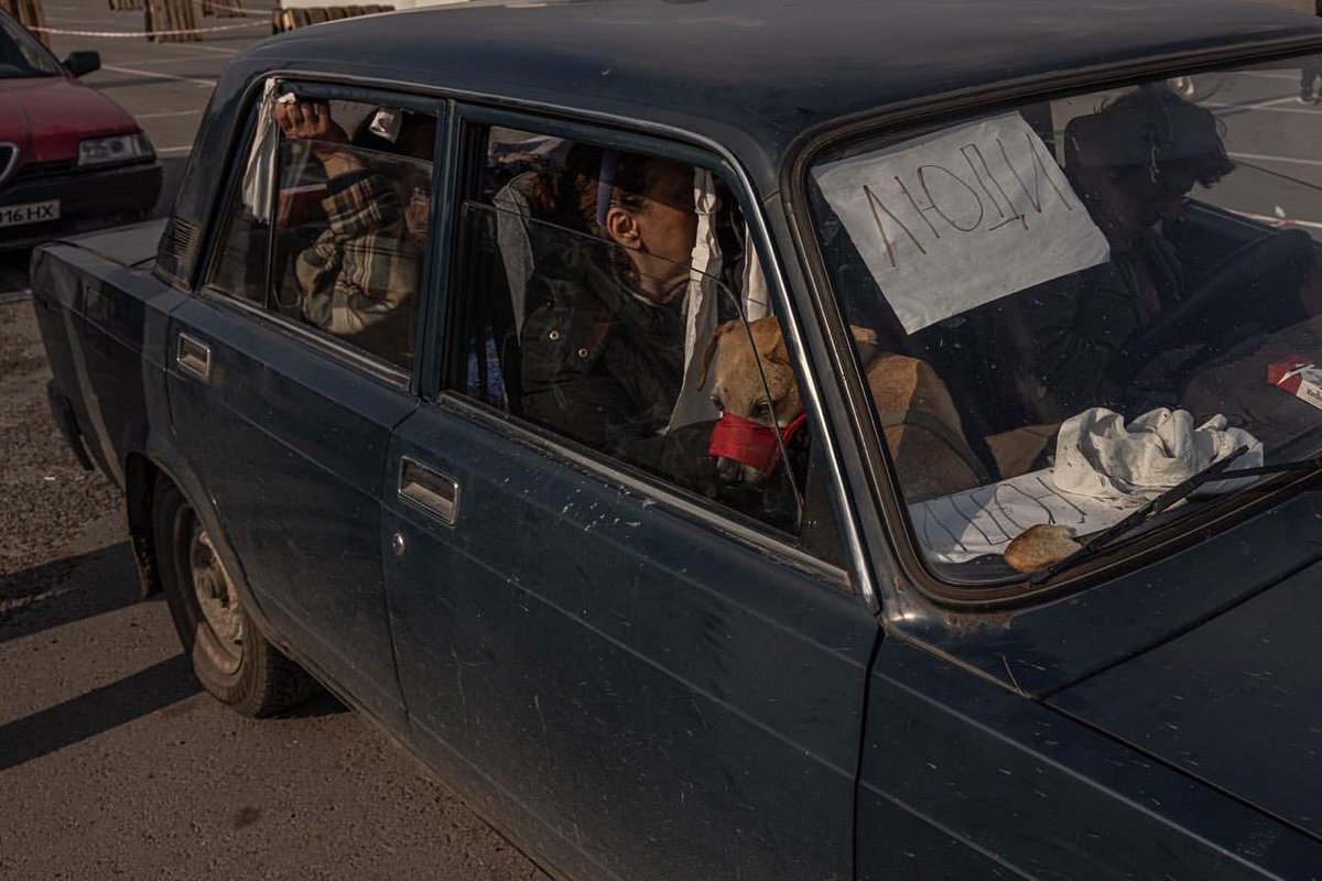 FedorovMykhailo's tweet photo. People who managed to escape from the Russian occupiers from Mariupol, Melitopol and the Kherson region.  Citizens and children who went through a real hell have arrived at the evacuation point in Zaporizhzhia.

We won't forget, we won't forgive! https://t.co/fM7dZDiNzG
