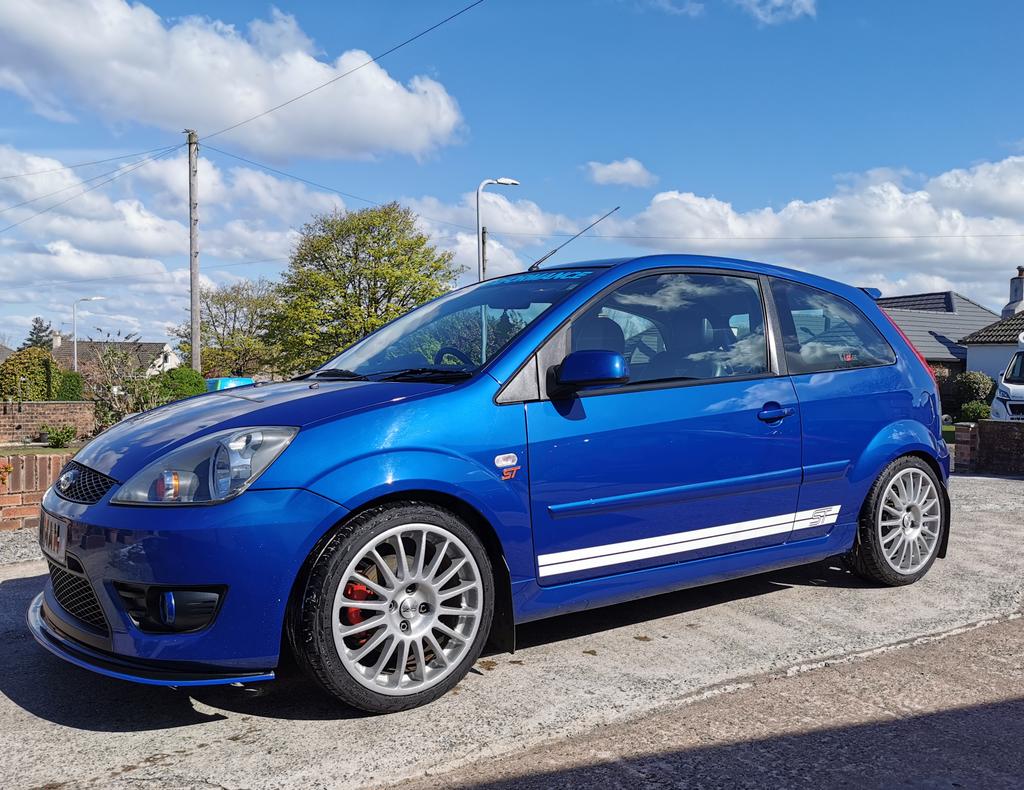 RallyChick79's tweet photo. Lovely morning to wash both cars..😍 #fiestafriends #mk6stoc #ST150 #ZetecS https://t.co/pMVGhHefBn