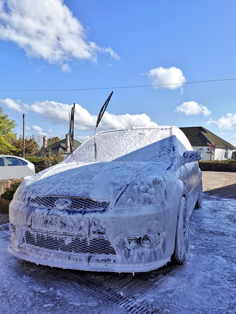 RallyChick79's tweet photo. Lovely morning to wash both cars..😍 #fiestafriends #mk6stoc #ST150 #ZetecS https://t.co/pMVGhHefBn