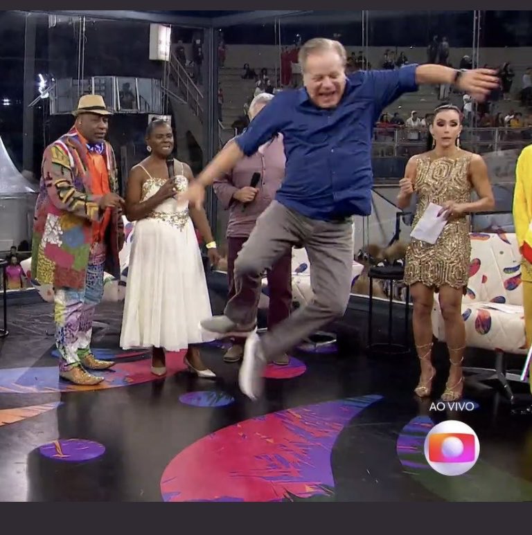 PradoEimar's tweet photo. Olhe o Chico Pinheiro ai, gente, arrasando no samba e na alegria
#DesfilesSp
#ChicoPinheiro https://t.co/4iZam5O4xF