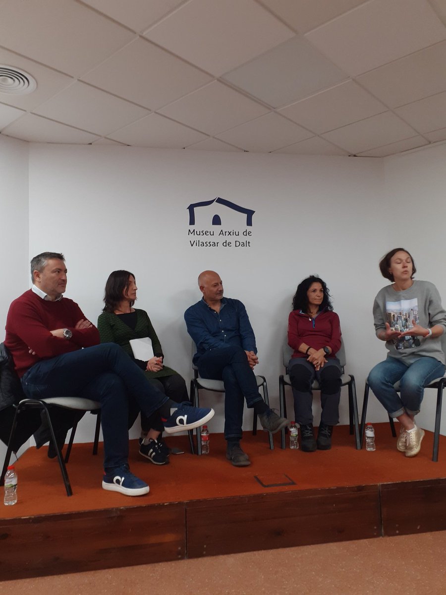 Interessant i emotiva xerrada dijous passat sobre el conflicte d'Ucraïna i com podem ajudar a la solidaritat des de #Vilassar. Gràcies als ponents per explicar-nos les seves experiències, al Museu Arxiu Municipal per cedir l'espai, i a tothom que hi va assistir!