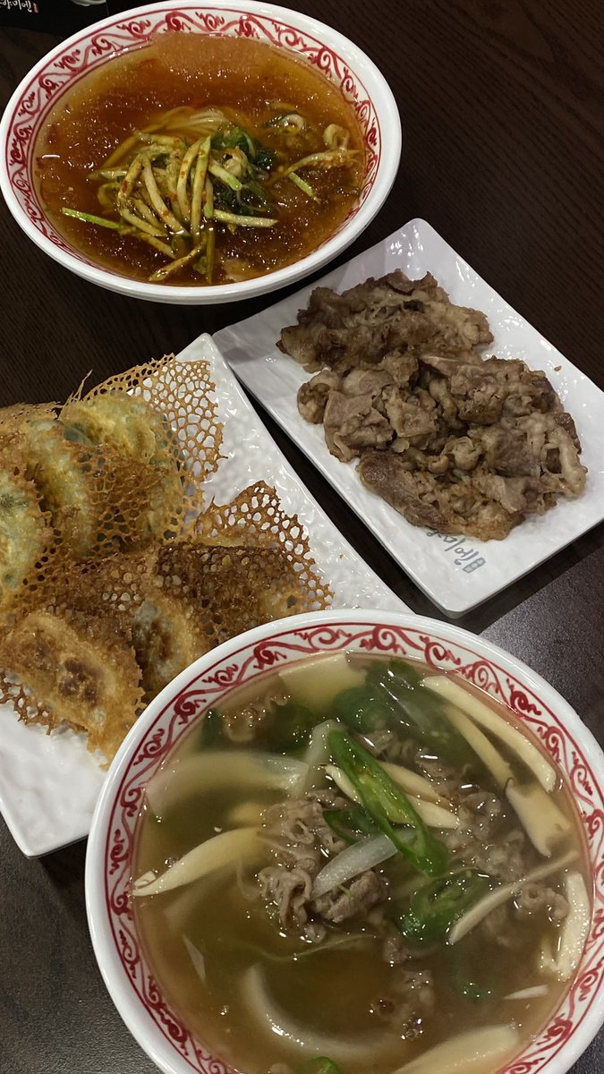 cococo_P's tweet image. 드디어 삼연 자첫..! 샤엘 여전히 최고다 
무대 연출 대박!! 글고 충아센에서 도보로 10분거리에 춘향미엔있어서 춘향미엔도 먹었다!!! 춘향미엔 다들 드셔보세요 존맛 흑흑 또 먹고싶다