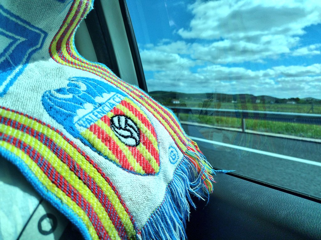 navi2004vcf's tweet photo. Camino a casa, hoy con más orgullo que en la vida, mostrando mis colores al mundo entero, los colores que marcan nuestra forma de vivir. ¡SOMOS EL VCF, SOMOS DEL VCF! AMUNT!🦇❤️ https://t.co/YPixNV4JFh