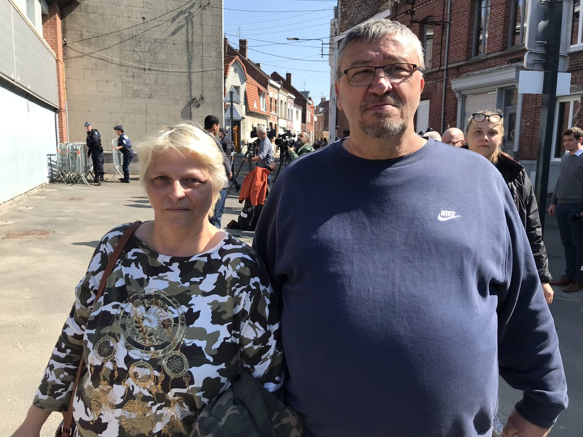 « Si Marine ne passe pas, ce soir je déchire ma carte de vote », promet Elisabeth. Avec son mari Pascal, elle est venue pour prendre une photo avec sa favorite. 
Et Zemmour ? « Un faux-cul, qui aurait du rallier le RN dès le début ».
#presidentielles2022 <a href="/RTSinfo/">RTS Info (compte archivé)</a>