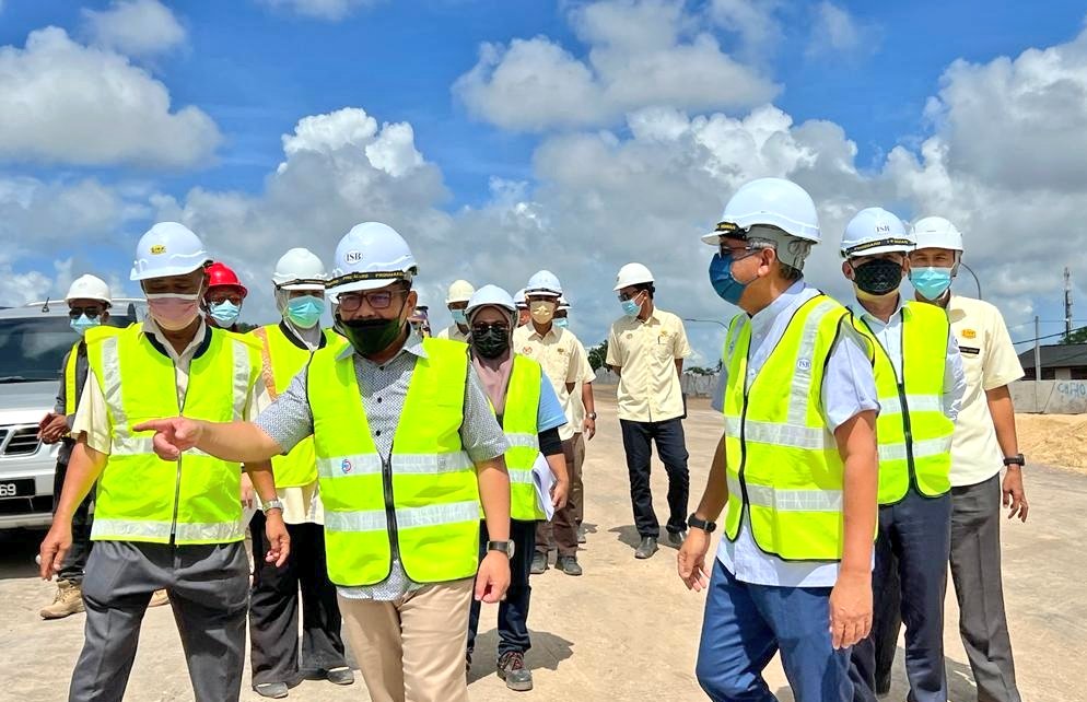 Tn.Pengarah @IrMdridzwan mengiringi YBhg. Datuk Ir. Hj. Mohamad Zulkefly bin Sulaiman <a href="/IrZulkefly/">Mohd Zulkefly S</a> Ketua Pengarah Kerja Raya <a href="/JKRMalaysia/">JKR Malaysia</a> sempena lawatan kerja ke Projek KT By Pass Kuala Terengganu.
<a href="/HasliJKR/">Hasli Ibrahim (Ir. Dr.)</a> <a href="/SaigaiSuhaila/">suhaila saigai</a> <a href="/JkrMalwi/">MOHAMAD ALWI MAT ZIN</a> <a href="/rozniazwar/">Ir. ROZNI</a> <a href="/KamaruddinAlwi/">kamaruddin alwi</a>