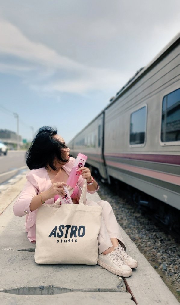 AirriA19's tweet photo. อยากผมสวยต้องมีตัวช่วยที่ดี
แดดจะแรงแค่ไหนหรือลมจากรถไฟจะแรงเบอร์ไหน แต่ผมพี่ก็ยังสวยสุขภาพดีและคืนทรงได้สบายๆเพราะพี่ใช้แชมพูและครีมนวดSunsilk Natural Sakura &amp; Raspberry🌸💖กี่แดดกี่ลมผมพี่ก็ไม่หวั่นพร้อมสวยสะบัดได้ทุกสภาวะค่ะ

#SunsilkNaturalXBrightWin
#ผมสวยท้าแดดกับไบร์ทวิน https://t.co/DKvgoqobCo