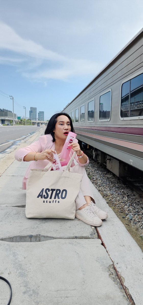 AirriA19's tweet photo. อยากผมสวยต้องมีตัวช่วยที่ดี
แดดจะแรงแค่ไหนหรือลมจากรถไฟจะแรงเบอร์ไหน แต่ผมพี่ก็ยังสวยสุขภาพดีและคืนทรงได้สบายๆเพราะพี่ใช้แชมพูและครีมนวดSunsilk Natural Sakura &amp; Raspberry🌸💖กี่แดดกี่ลมผมพี่ก็ไม่หวั่นพร้อมสวยสะบัดได้ทุกสภาวะค่ะ

#SunsilkNaturalXBrightWin
#ผมสวยท้าแดดกับไบร์ทวิน https://t.co/DKvgoqobCo