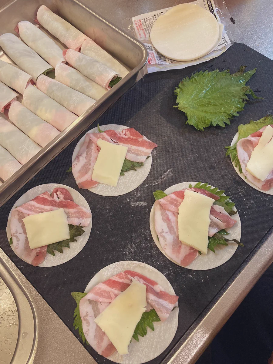 ぎょうざの皮で巻くだけ！シソ、豚肉、チーズで作る絶品おかず。