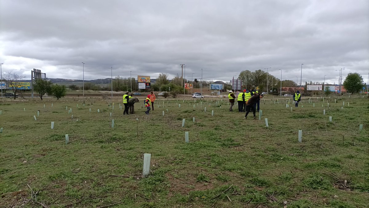 Ayer estuvimos con nuestros amigos de #AMAElPisuerga explicándoles y visitando el proyecto de Reserva Biológica Urbana "El Tomillo", a pesar del frio y la lluvia…
