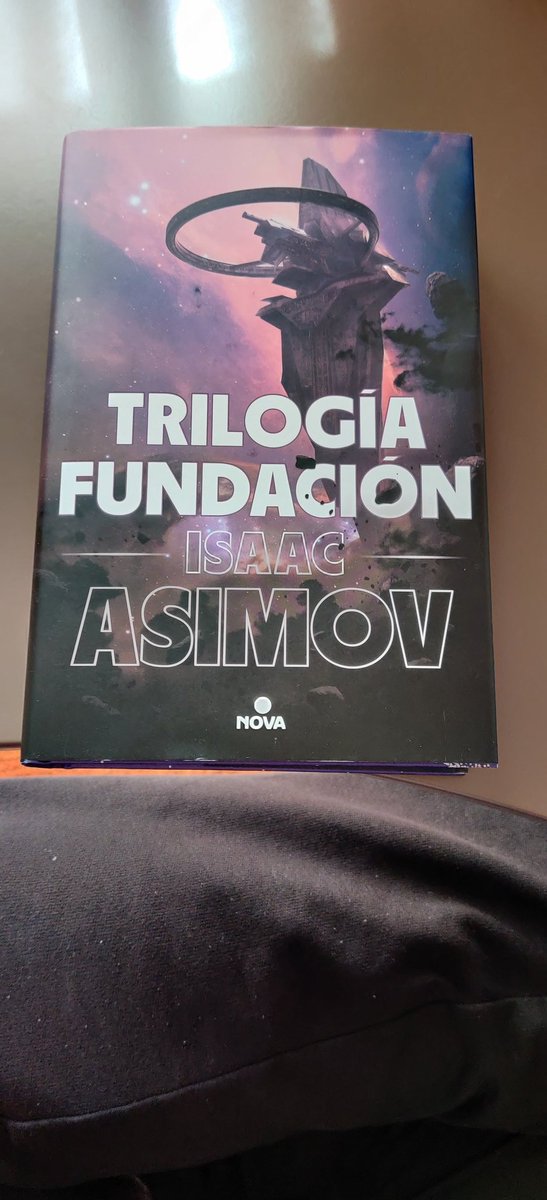 LonelyGlare's tweet photo. Ayer con @martamarema fuimos a que nos firmara @sarajotabe uno de sus ejemplares y ya de paso para comprar algunos librillos entre ellos un clásico de Asimov ^^ https://t.co/gmhnlKjSao