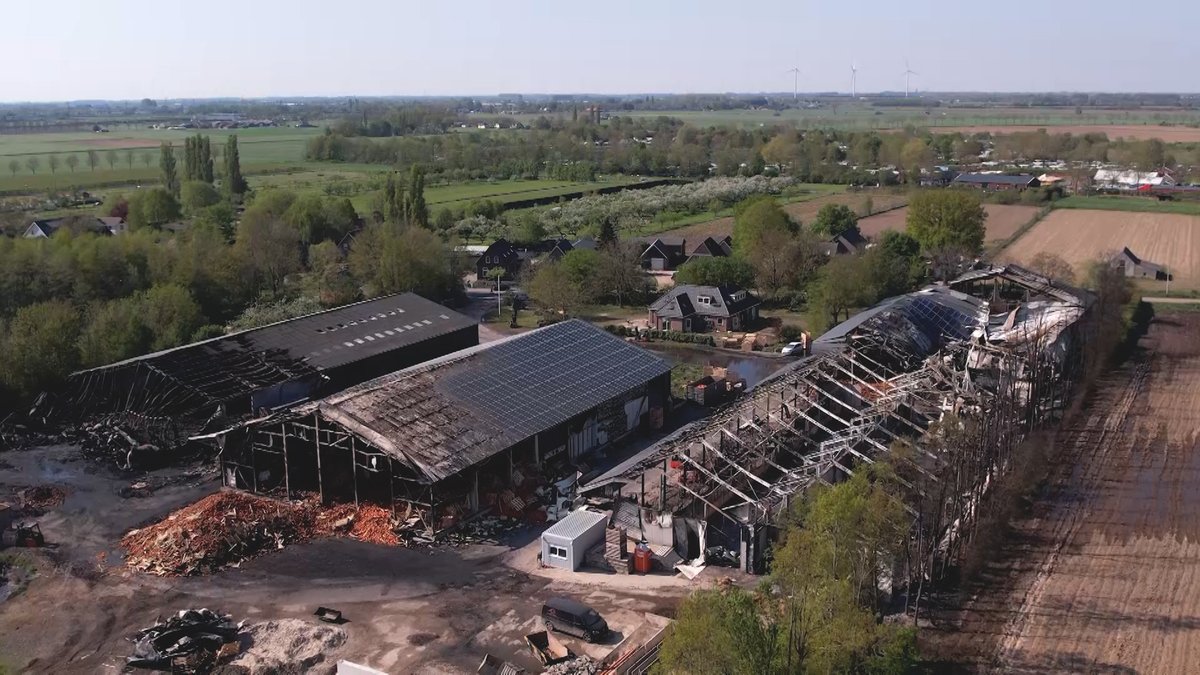 OmroepGLD's tweet photo. Drone filmt spoor van verwoesting na brand Erichem, zie hier de beelden https://t.co/nloUzkPOp7 https://t.co/DFY7WI5Mmv