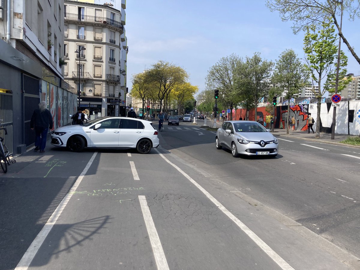 Lagrenade75's tweet photo. Il y a 45 minutes il était déjà là. On en parle quand de l’impunité des infractions sur piste cyclable @David_Belliard ? https://t.co/XcXvy9tpde